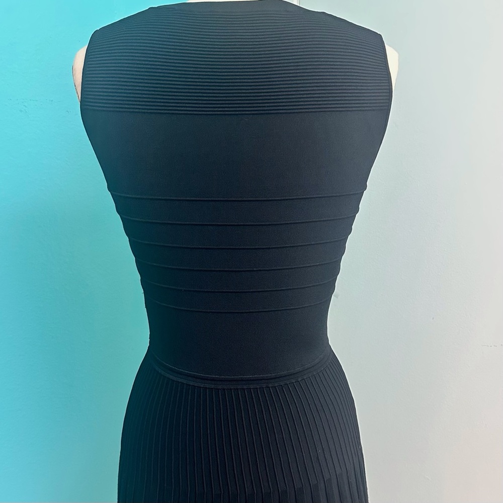 Diane Von Furstenberg Sleeveless Black Fit & Flare Pleated Knit Dress - Small - Picture 4 of 7